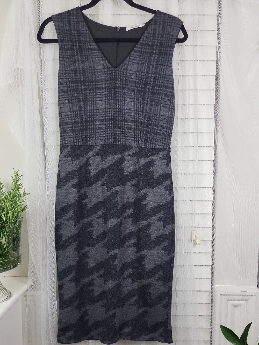 MaxMara wool Gray Patterned Sleeveless Midi Sheath Dress. Size 40 = 4 US or S